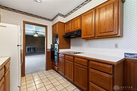 Kitchen - 3233 Carrier Ave, Kettering, OH 45429 photo 4 of 6