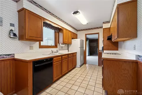 Kitchen - 3233 Carrier Ave, Kettering, OH 45429 photo 2 of 6