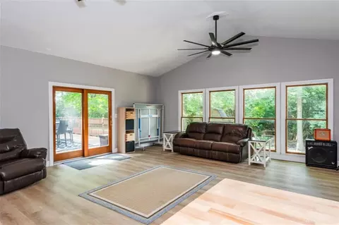 Living - 4341 Lone Wolf Ave, Springfield, OH 45502 photo 3 of 4