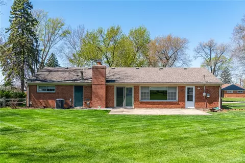 Exterior - 426 Willowhurst Dr, Centerville, OH 45459 photo 6 of 8