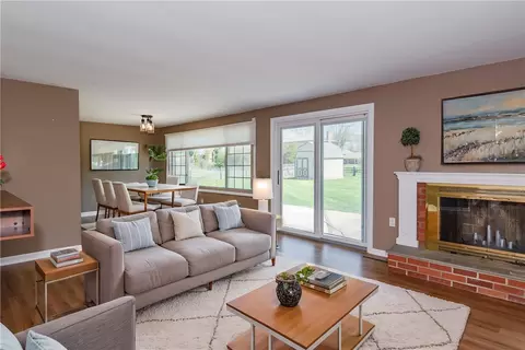 Living - 426 Willowhurst Dr, Centerville, OH 45459 photo 8 of 13