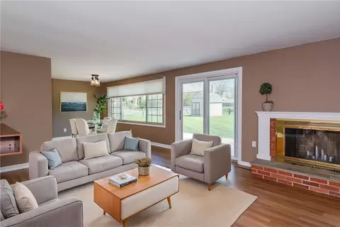 Living - 426 Willowhurst Dr, Centerville, OH 45459 photo 10 of 13