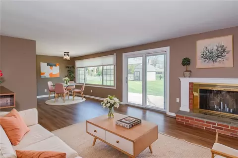 Living - 426 Willowhurst Dr, Centerville, OH 45459 photo 9 of 13
