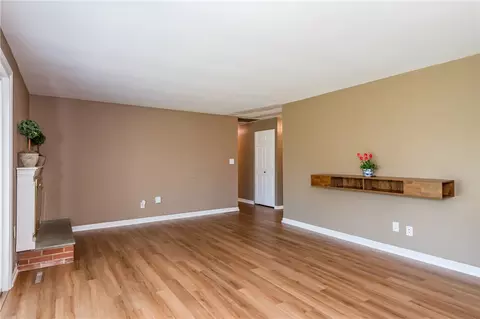 Living - 426 Willowhurst Dr, Centerville, OH 45459 photo 5 of 13