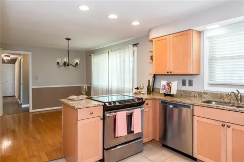 Kitchen - 426 Willowhurst Dr, Centerville, OH 45459 photo 2 of 7