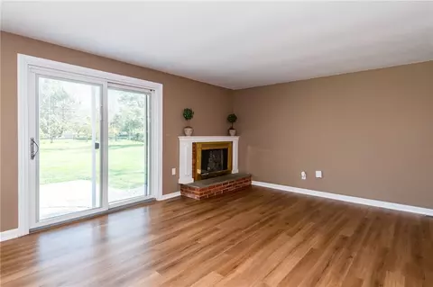 Living - 426 Willowhurst Dr, Centerville, OH 45459 photo 7 of 13