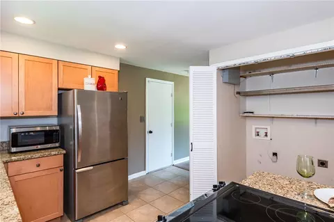 Kitchen - 426 Willowhurst Dr, Centerville, OH 45459 photo 6 of 7