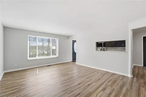 Living - 1337 Heatherdale Dr, Kettering, OH 45429 photo 3 of 4