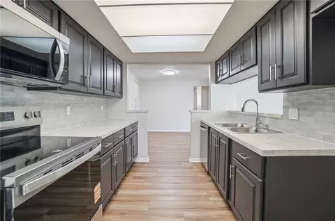 Kitchen - 1337 Heatherdale Dr, Kettering, OH 45429 photo 5 of 6