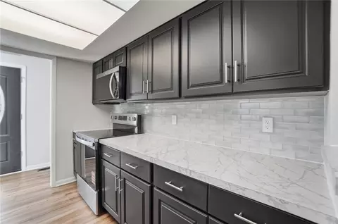Kitchen - 1337 Heatherdale Dr, Kettering, OH 45429 photo 3 of 6