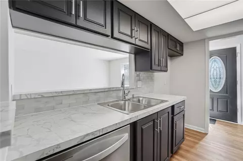 Kitchen - 1337 Heatherdale Dr, Kettering, OH 45429 photo 2 of 6