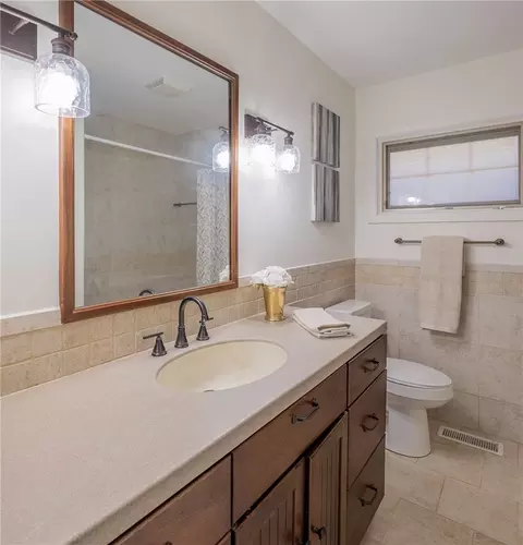 Bath - 1030 Chateau Dr, Kettering, OH 45429 photo 1 of 2