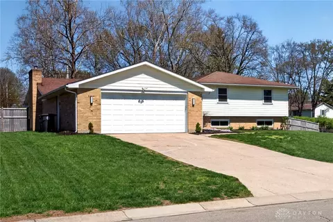 689 Chipplegate Dr, Centerville, OH 45459