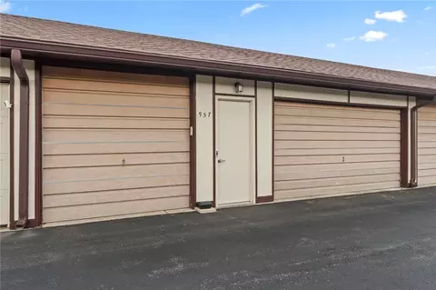 Exterior - 957 Pine Needles Dr, Centerville, OH 45458 photo 5 of 8