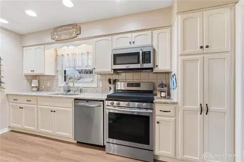 Kitchen - 2945 Ashlar Dr, Springfield, OH 45503 photo 2 of 3