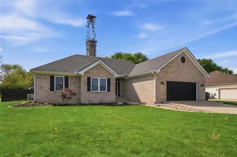 Exterior - 398 Greystone Dr, Centerville, OH 45458 photo 2 of 10