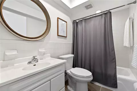 Bath - 1524 Lindenhurst Dr, Centerville, OH 45459 photo 1 of 6