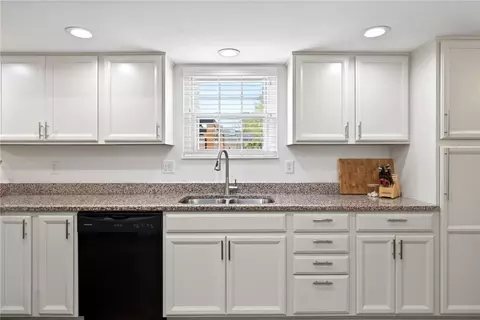 Kitchen - 1524 Lindenhurst Dr, Centerville, OH 45459 photo 3 of 6