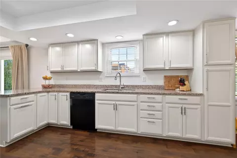 Kitchen - 1524 Lindenhurst Dr, Centerville, OH 45459 photo 2 of 6