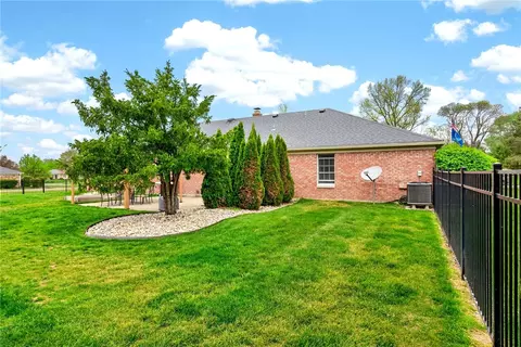 Exterior - 1524 Lindenhurst Dr, Centerville, OH 45459 photo 10 of 15