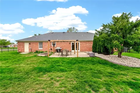 Exterior - 1524 Lindenhurst Dr, Centerville, OH 45459 photo 9 of 15