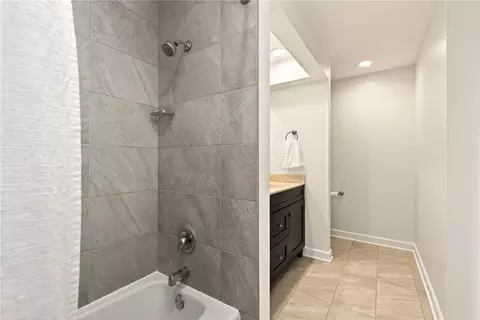 Bath - 1524 Lindenhurst Dr, Centerville, OH 45459 photo 6 of 6