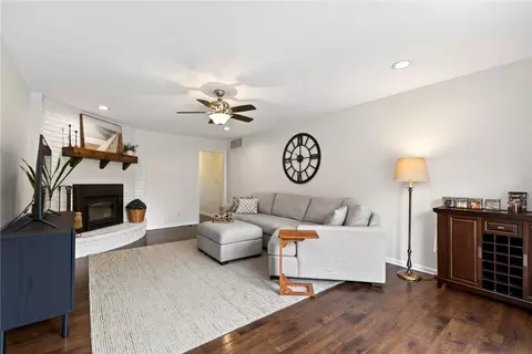 Living - 1524 Lindenhurst Dr, Centerville, OH 45459 photo 3 of 3