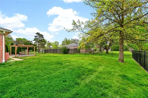 Exterior - 1524 Lindenhurst Dr, Centerville, OH 45459 photo 13 of 15