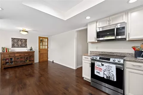 Kitchen - 1524 Lindenhurst Dr, Centerville, OH 45459 photo 4 of 6