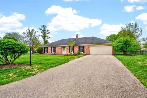 Exterior - 1524 Lindenhurst Dr, Centerville, OH 45459 photo 2 of 15