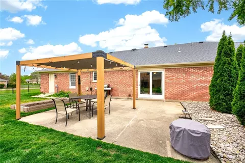 Exterior - 1524 Lindenhurst Dr, Centerville, OH 45459 photo 7 of 15