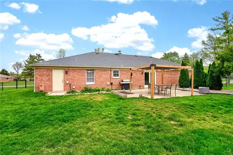 Exterior - 1524 Lindenhurst Dr, Centerville, OH 45459 photo 8 of 15