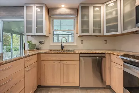 Kitchen - 5642 Bluepine Dr, Cincinnati, OH 45247 photo 4 of 6