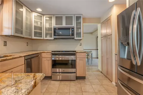 Kitchen - 5642 Bluepine Dr, Cincinnati, OH 45247 photo 5 of 6