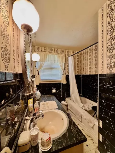 Bath - 1617 Northgate Rd, Springfield, OH 45504 photo 2 of 3