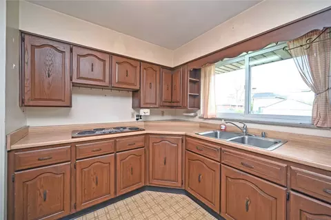 Kitchen - 2812 Rushland Dr, Kettering, OH 45419 photo 5 of 6