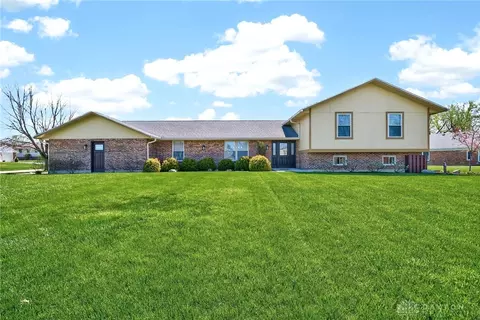 3665 Meadowcourt Dr, Dayton, OH 45431