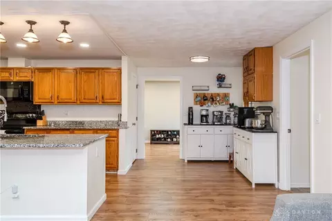 Kitchen - 728 Chipplegate Dr, Centerville, OH 45459 photo 2 of 3