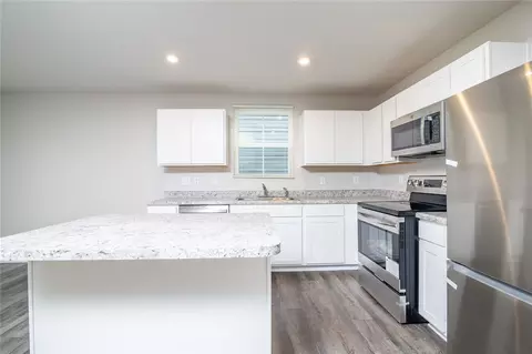 Kitchen - 195 Skyway Dr, Springfield, OH 45505 photo 3 of 4