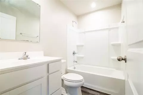 Bath - 195 Skyway Dr, Springfield, OH 45505 photo 1 of 2