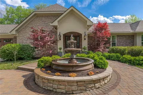 317 Colonial Ln, Dayton, OH 45429