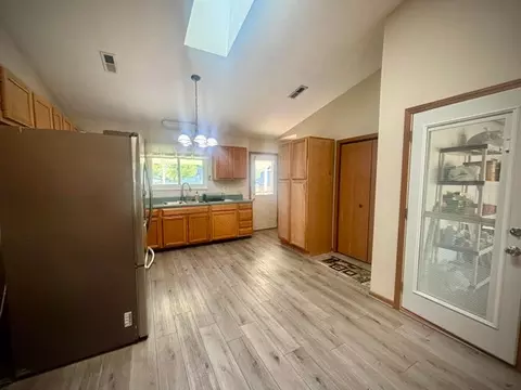 Kitchen - 2865 Dawn Ln, Springfield, OH 45503 photo 2 of 3