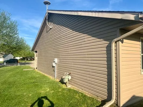 Exterior - 2865 Dawn Ln, Springfield, OH 45503 photo 3 of 5