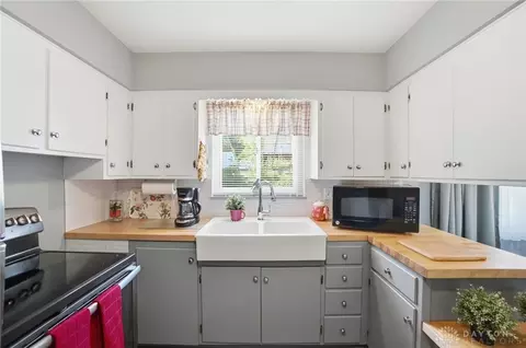 Kitchen - 4433 Ackerman Blvd, Kettering, OH 45429 photo 2 of 4