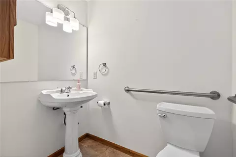 Bath - 3722 Marbella Ave, Springfield, OH 45502 photo 2 of 4