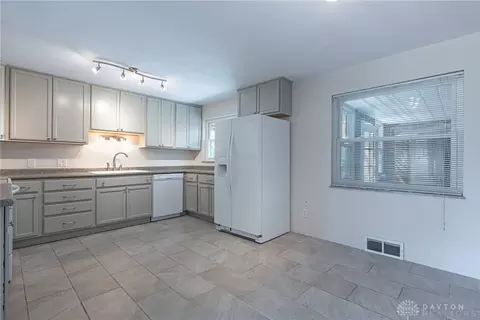 Kitchen - 1169 Waving Willow Dr, Dayton, OH 45409 photo 4 of 5