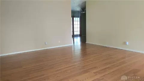 Living - 40 Walnut Pl, Springboro, OH 45066 photo 2 of 4
