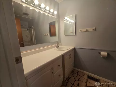 Bath - 40 Walnut Pl, Springboro, OH 45066 photo 2 of 3