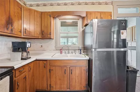 Kitchen - 1444 Eagle City Rd, Springfield, OH 45504 photo 2 of 2