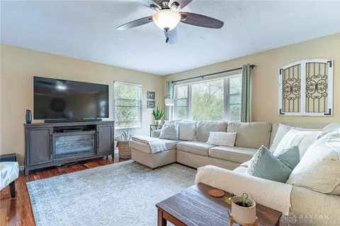 Living - 7057 Howard Rd, Franklin, OH 45005 photo 2 of 3